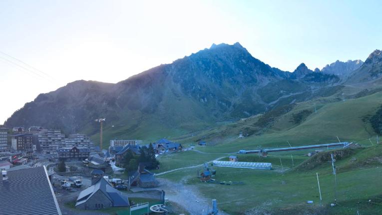 Webcam Grand Tourmalet: La mongie village - 1750m