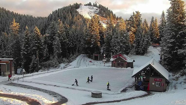 Webcam Grouse Mountain: Chalet Cam