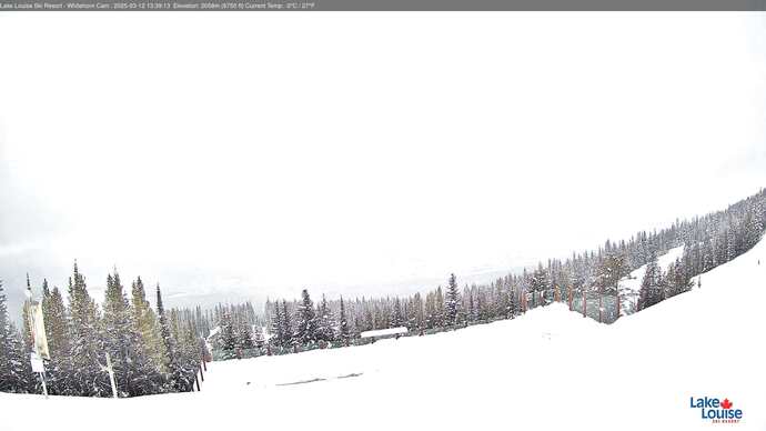 Webcam Lake Louise: Whitehorn Bistro Patio