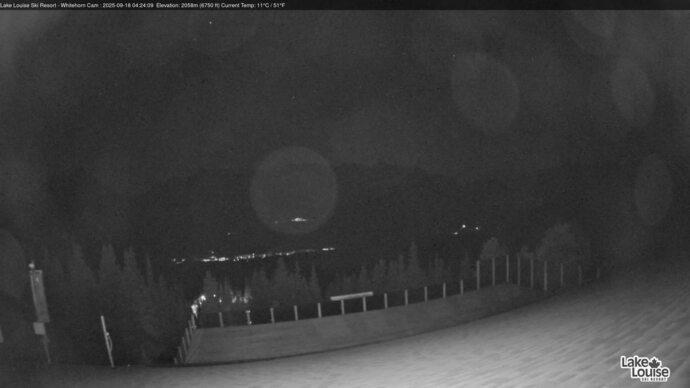 Webcam Lake Louise: Whitehorn Bistro Patio