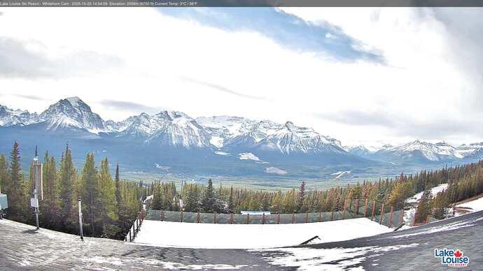 Webcam Lake Louise: Whitehorn Bistro Patio