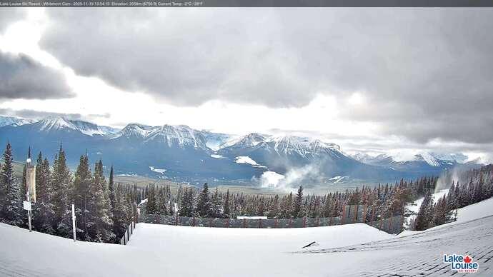 Webcam Lake Louise: Whitehorn Bistro Patio