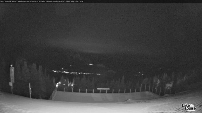 Webcam Lake Louise: Whitehorn Bistro Patio