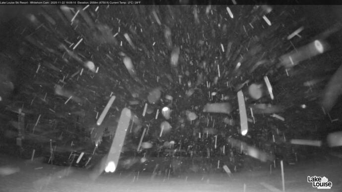 Webcam Lake Louise: Whitehorn Bistro Patio