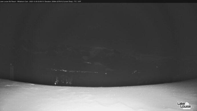 Webcam Lake Louise: Whitehorn Bistro Patio