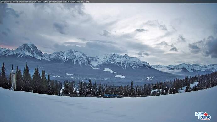 Webcam Lake Louise: Whitehorn Bistro Patio