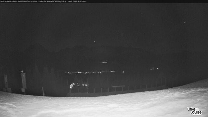 Webcam Lake Louise: Whitehorn Bistro Patio