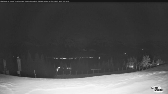 Webcam Lake Louise: Whitehorn Bistro Patio