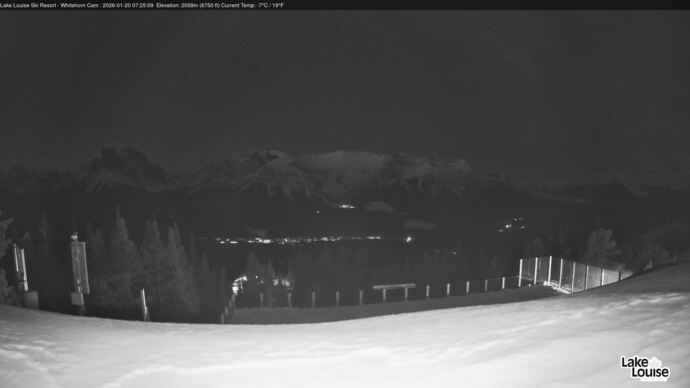 Webcam Lake Louise: Whitehorn Bistro Patio