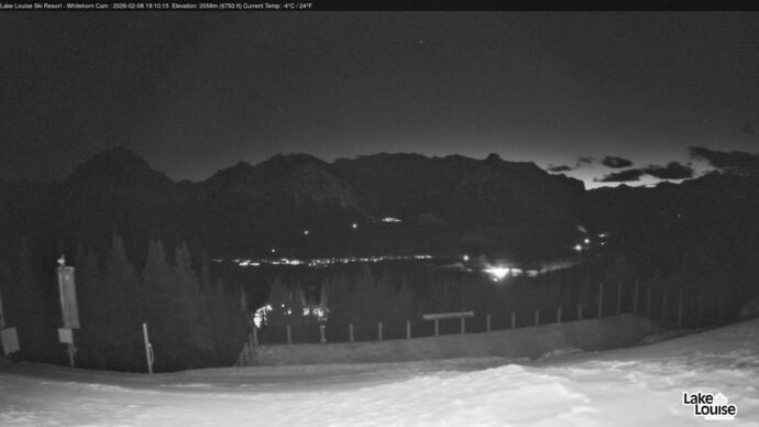 Webcam Lake Louise: Whitehorn Bistro Patio