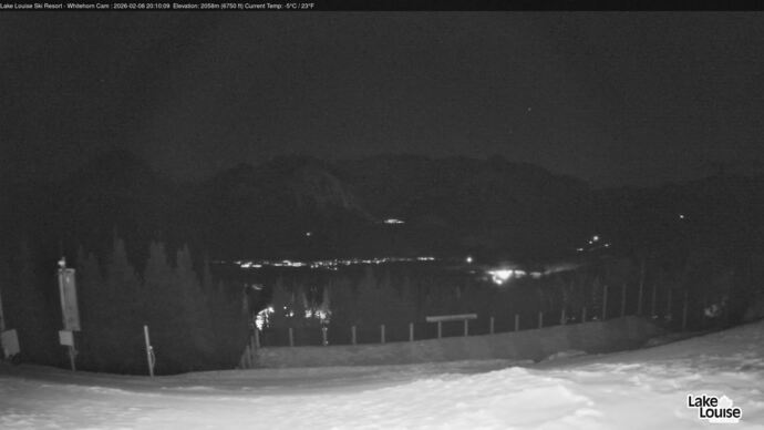 Webcam Lake Louise: Whitehorn Bistro Patio