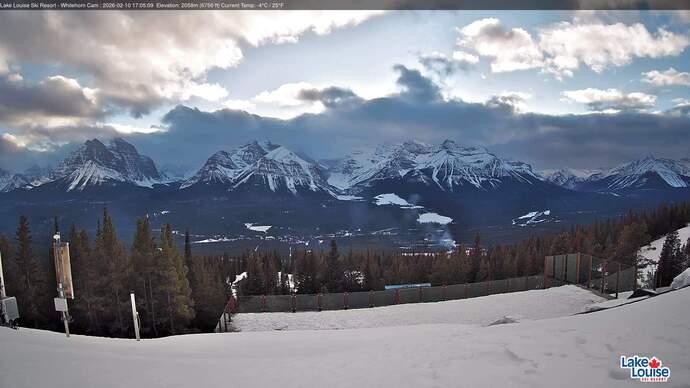 Webcam Lake Louise: Whitehorn Bistro Patio