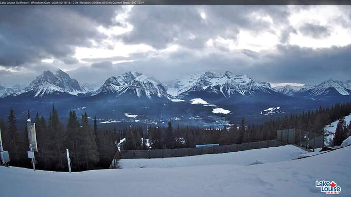 Webcam Lake Louise: Whitehorn Bistro Patio