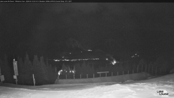 Webcam Lake Louise: Whitehorn Bistro Patio