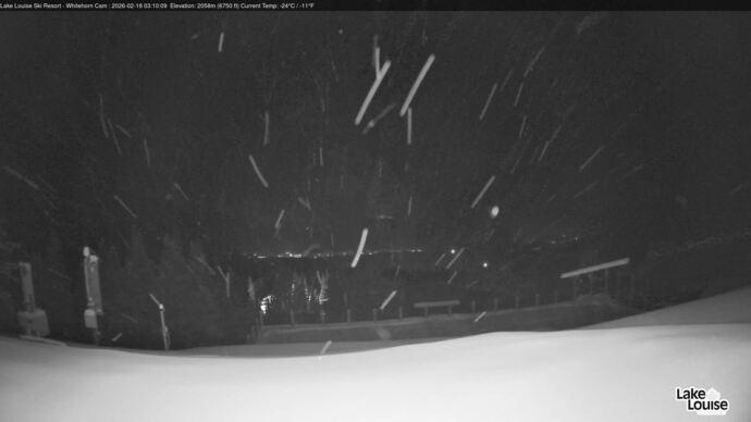 Webcam Lake Louise: Whitehorn Bistro Patio