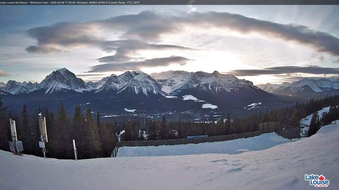 Webcam Lake Louise: Whitehorn Bistro Patio