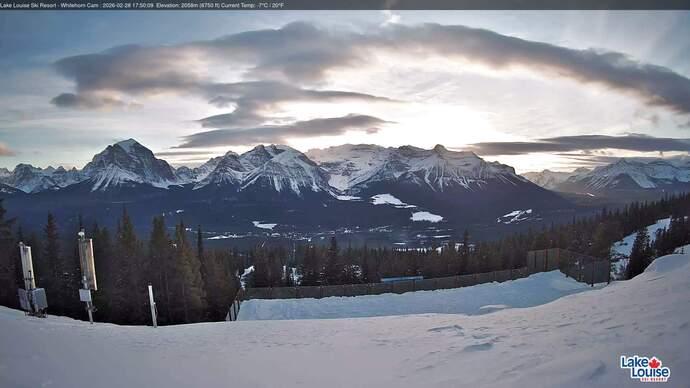 Webcam Lake Louise: Whitehorn Bistro Patio