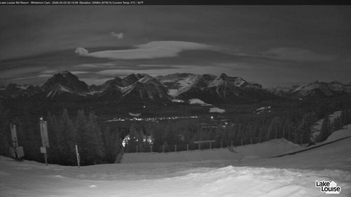 Webcam Lake Louise: Whitehorn Bistro Patio