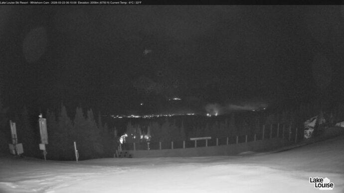 Webcam Lake Louise: Whitehorn Bistro Patio