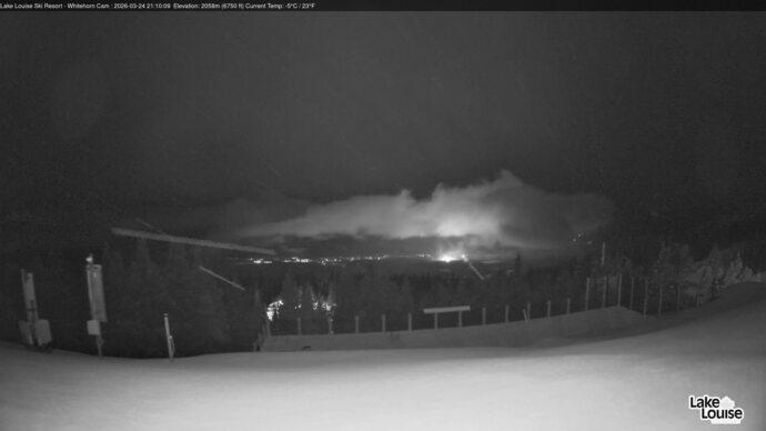 Webcam Lake Louise: Whitehorn Bistro Patio