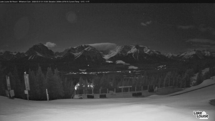 Webcam Lake Louise: Whitehorn Bistro Patio