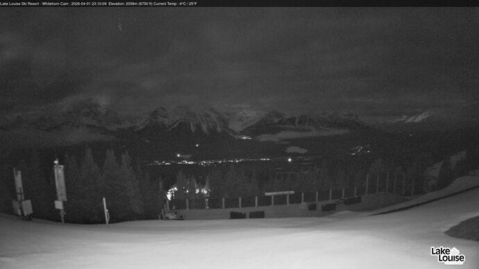 Webcam Lake Louise: Whitehorn Bistro Patio
