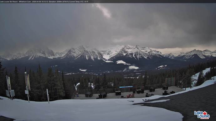 Webcam Lake Louise: Whitehorn Bistro Patio