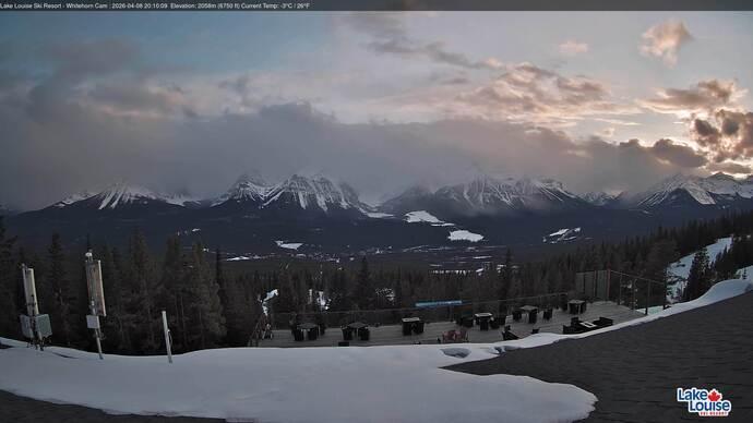 Webcam Lake Louise: Whitehorn Bistro Patio