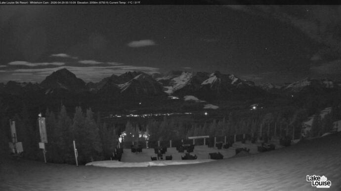 Webcam Lake Louise: Whitehorn Bistro Patio