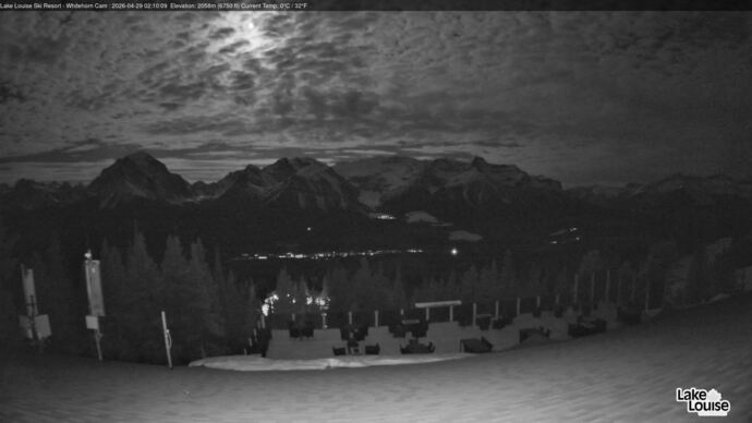 Webcam Lake Louise: Whitehorn Bistro Patio