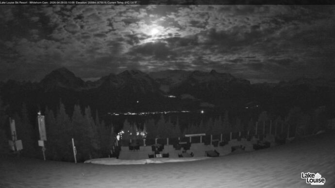 Webcam Lake Louise: Whitehorn Bistro Patio