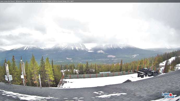 Webcam Lake Louise: Whitehorn Bistro Patio