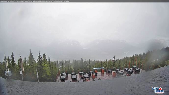 Webcam Lake Louise: Whitehorn Bistro Patio