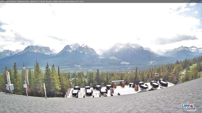 Webcam Lake Louise: Whitehorn Bistro Patio
