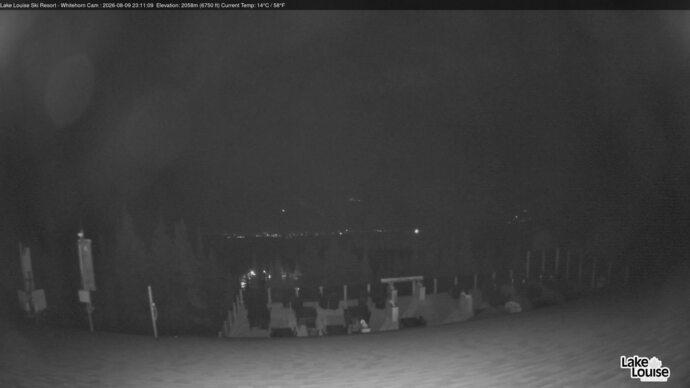 Webcam Lake Louise: Whitehorn Bistro Patio