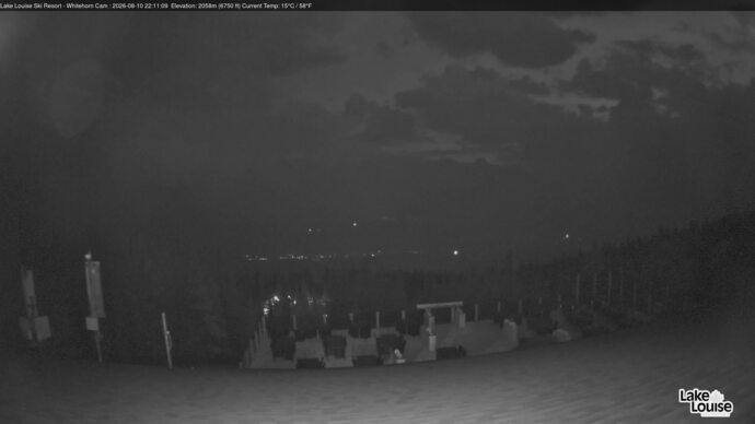 Webcam Lake Louise: Whitehorn Bistro Patio