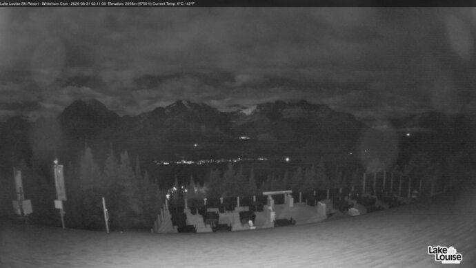 Webcam Lake Louise: Whitehorn Bistro Patio