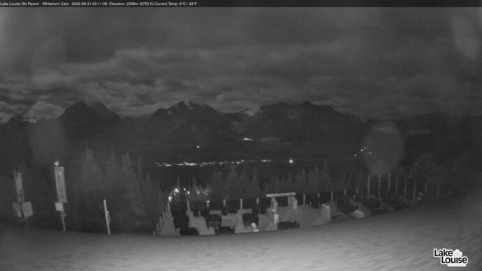 Webcam Lake Louise: Whitehorn Bistro Patio