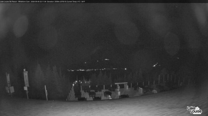 Webcam Lake Louise: Whitehorn Bistro Patio