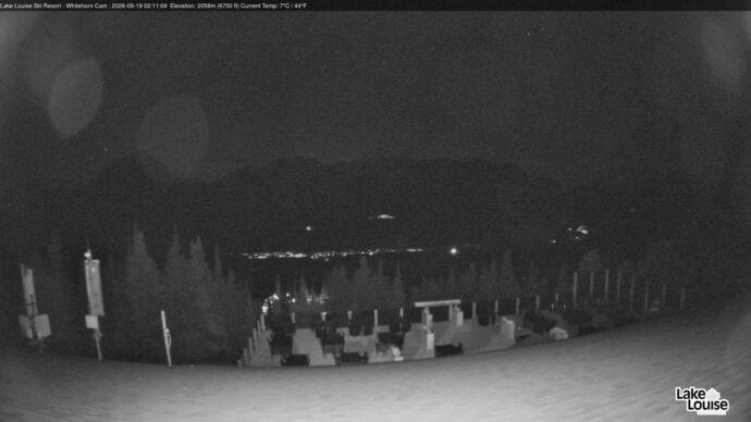 Webcam Lake Louise: Whitehorn Bistro Patio