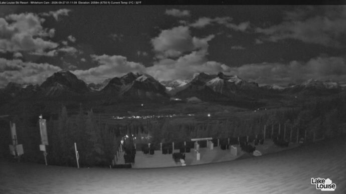 Webcam Lake Louise: Whitehorn Bistro Patio