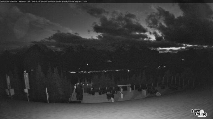 Webcam Lake Louise: Whitehorn Bistro Patio