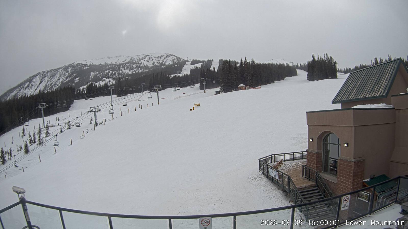 Webcam Marmot Basin: Lower Mountain One