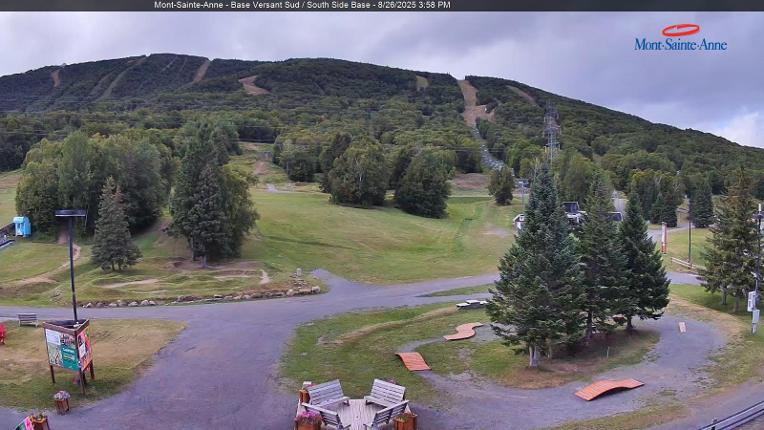Webcam Mont-Sainte-Anne: Base de la Montagne