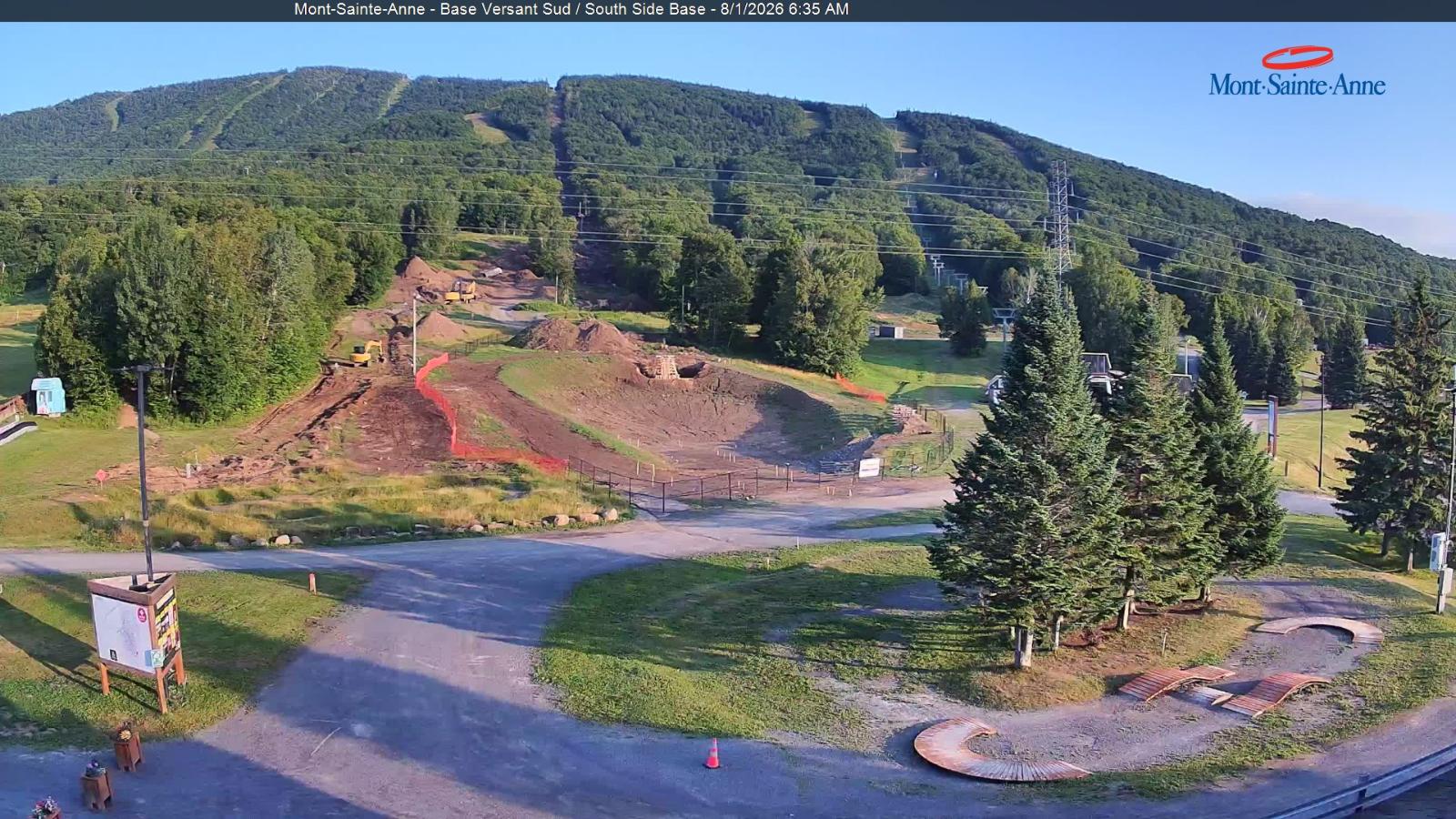 Webcam Mont-Sainte-Anne: Base de la Montagne