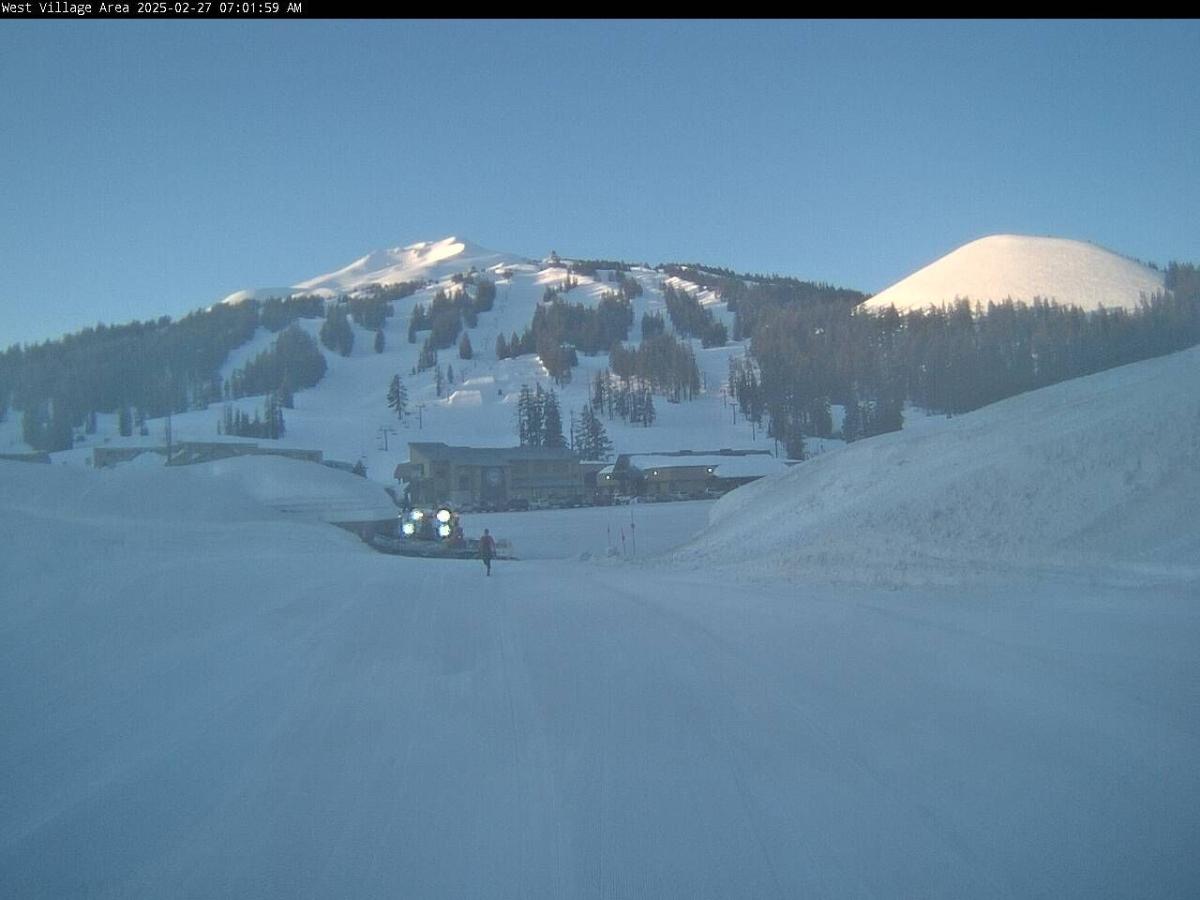 Webcam Mount Bachelor: West Village Base