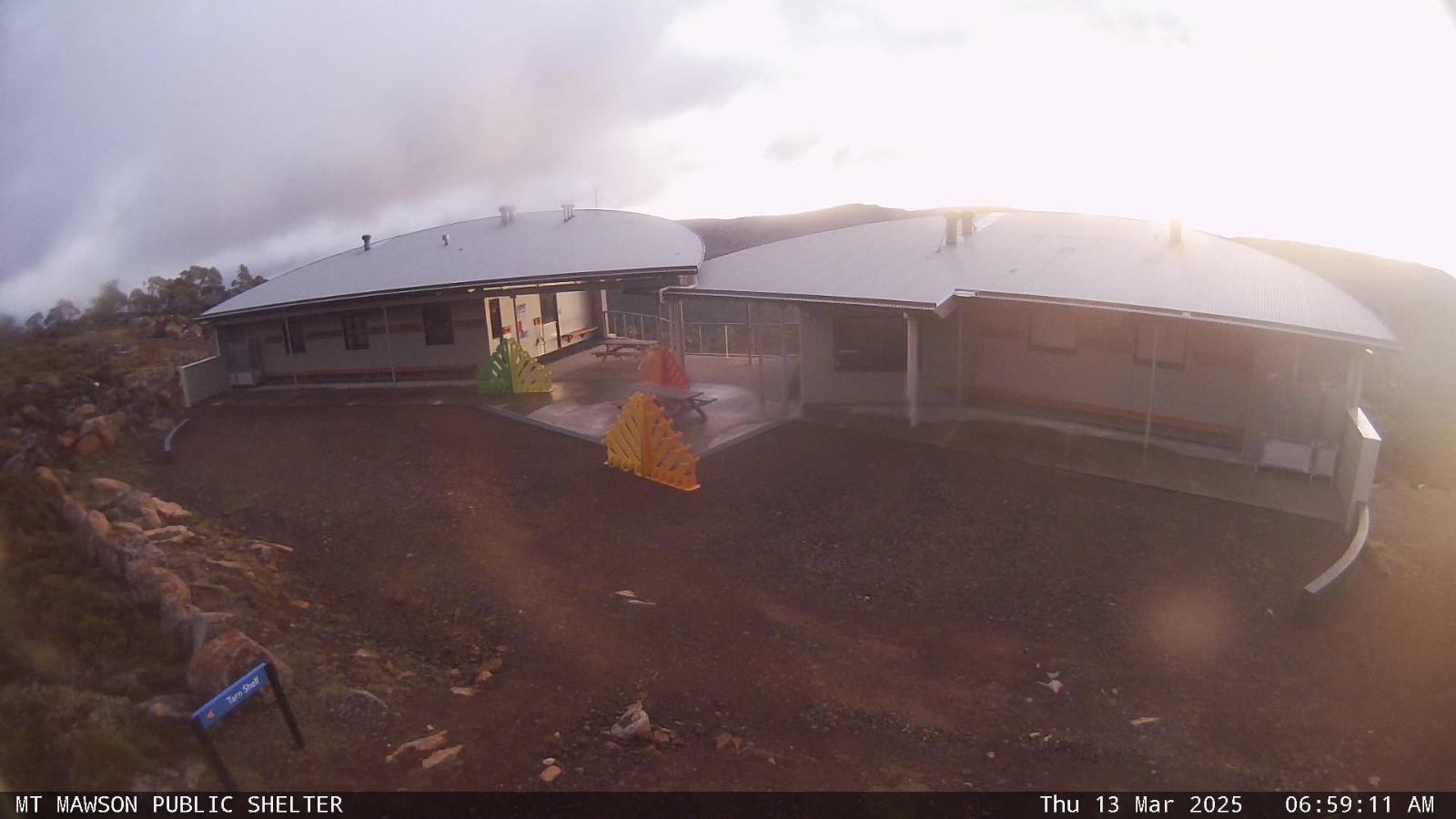 Webcam Mount Mawson: Public shelter