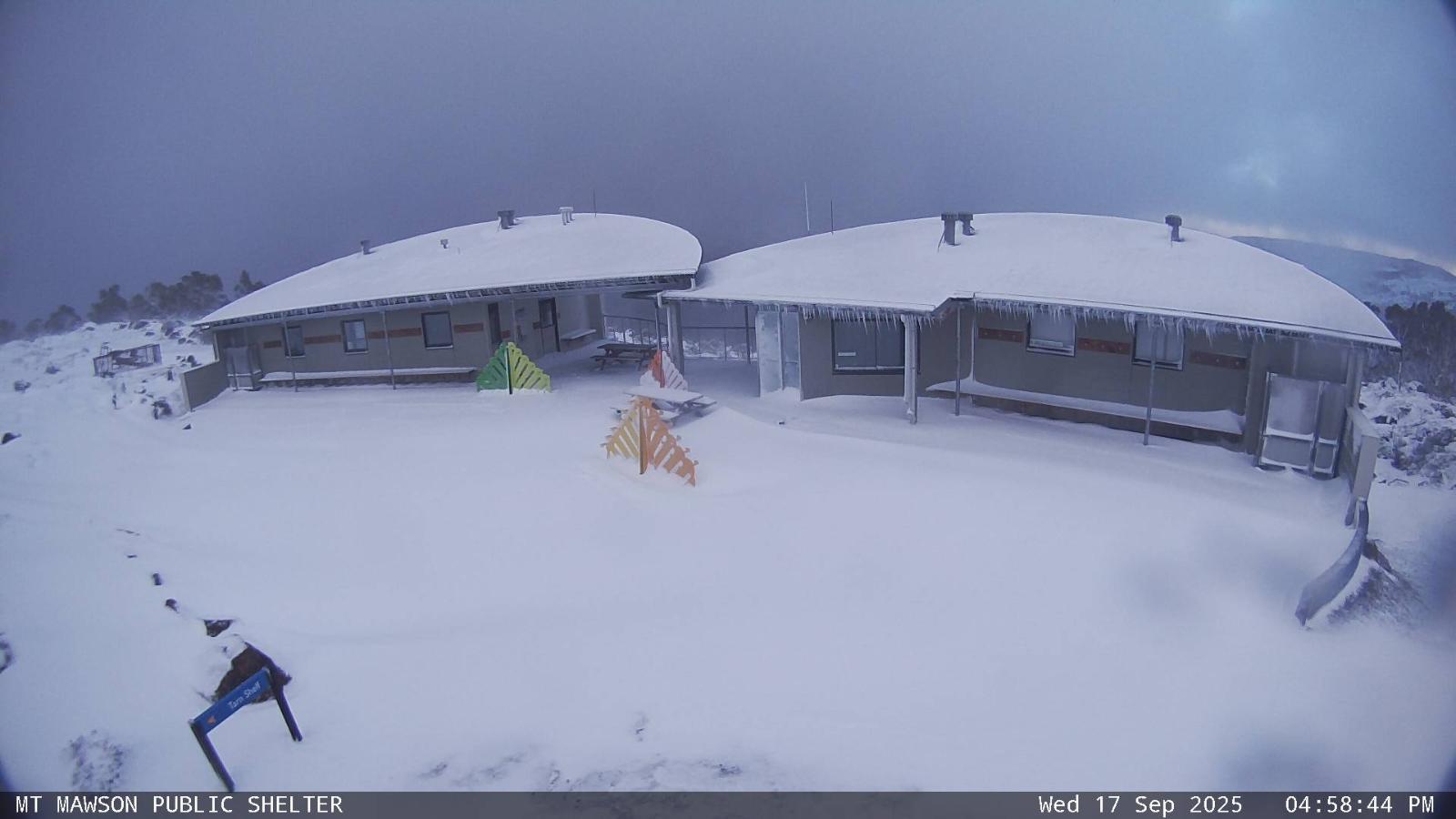 Webcam Mount Mawson: Public shelter