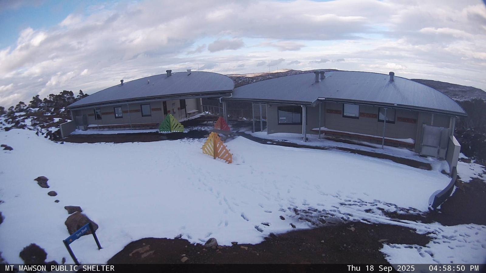 Webcam Mount Mawson: Public shelter