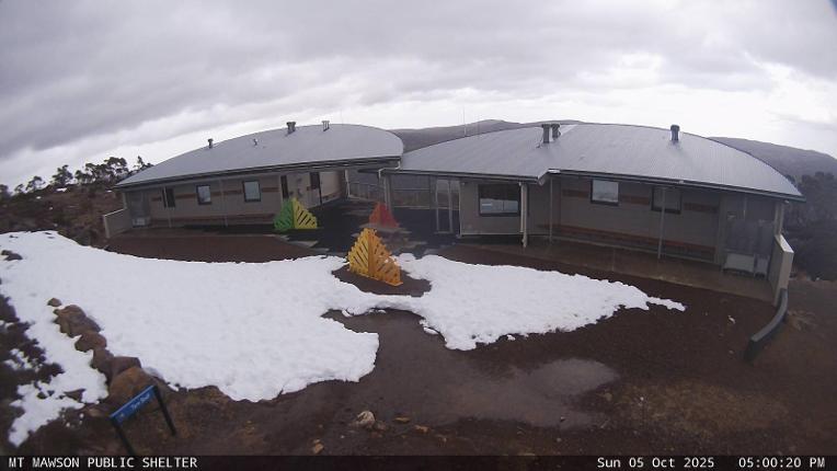 Webcam Mount Mawson: Public shelter